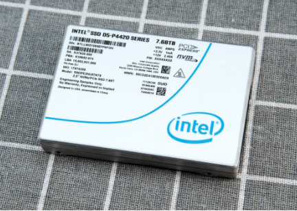 Intel P4420 7.68T U.2 SSDPE2NU076T801服務(wù)器存儲(chǔ)固態(tài)硬盤(pán)